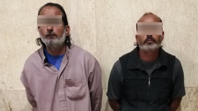 لمتهمان عقب القبض عليهم
