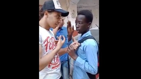 الطفل السوداني وأحد المتهمين الطفل السوداني وأحد المتهمين