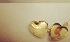 حكم ارتداء سلسلة من الذهب تحمل صورة أحد الأموات حكم ارتداء سلسلة من الذهب تحمل صورة أحد الأموات