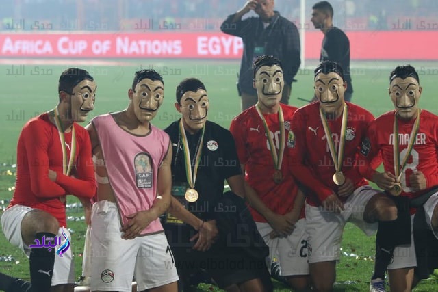 لاعبو منتخب مصر بقناع "لا كاسا دي بابل"