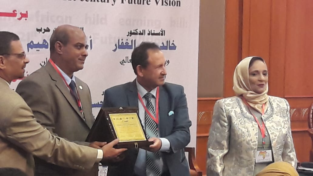 المؤتمر الدولى للطفل العربى والإفريقى يكرم المستشار خفاجي المؤتمر الدولى للطفل العربى والإفريقى يكرم المستشار خفاجي