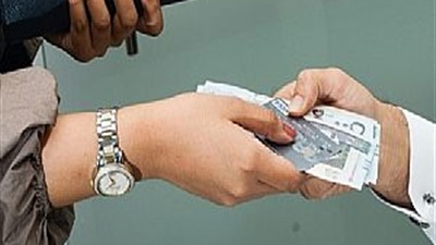 هل يجوز الزوجة أن تعطي زكاة مالها لزوجها الفقير ؟ 