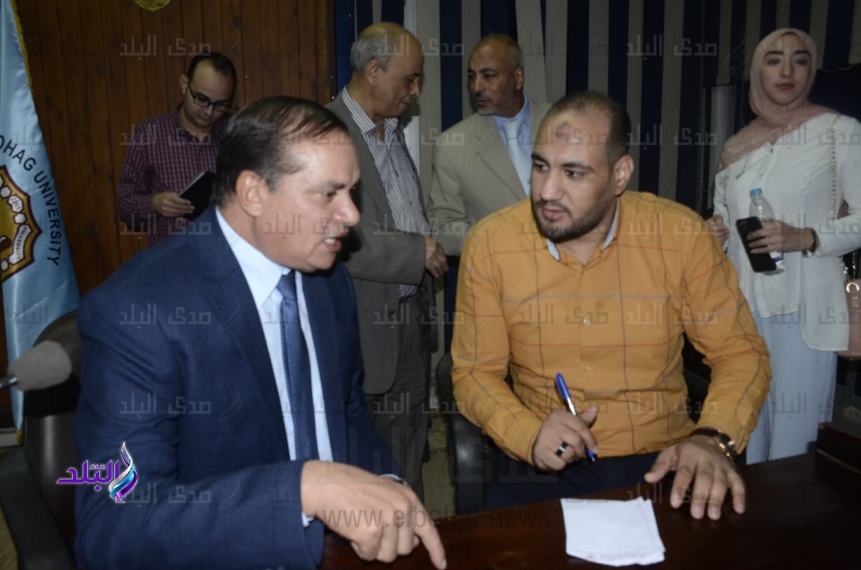 رئيس جامعة سوهاج مع محرر صدى البلد