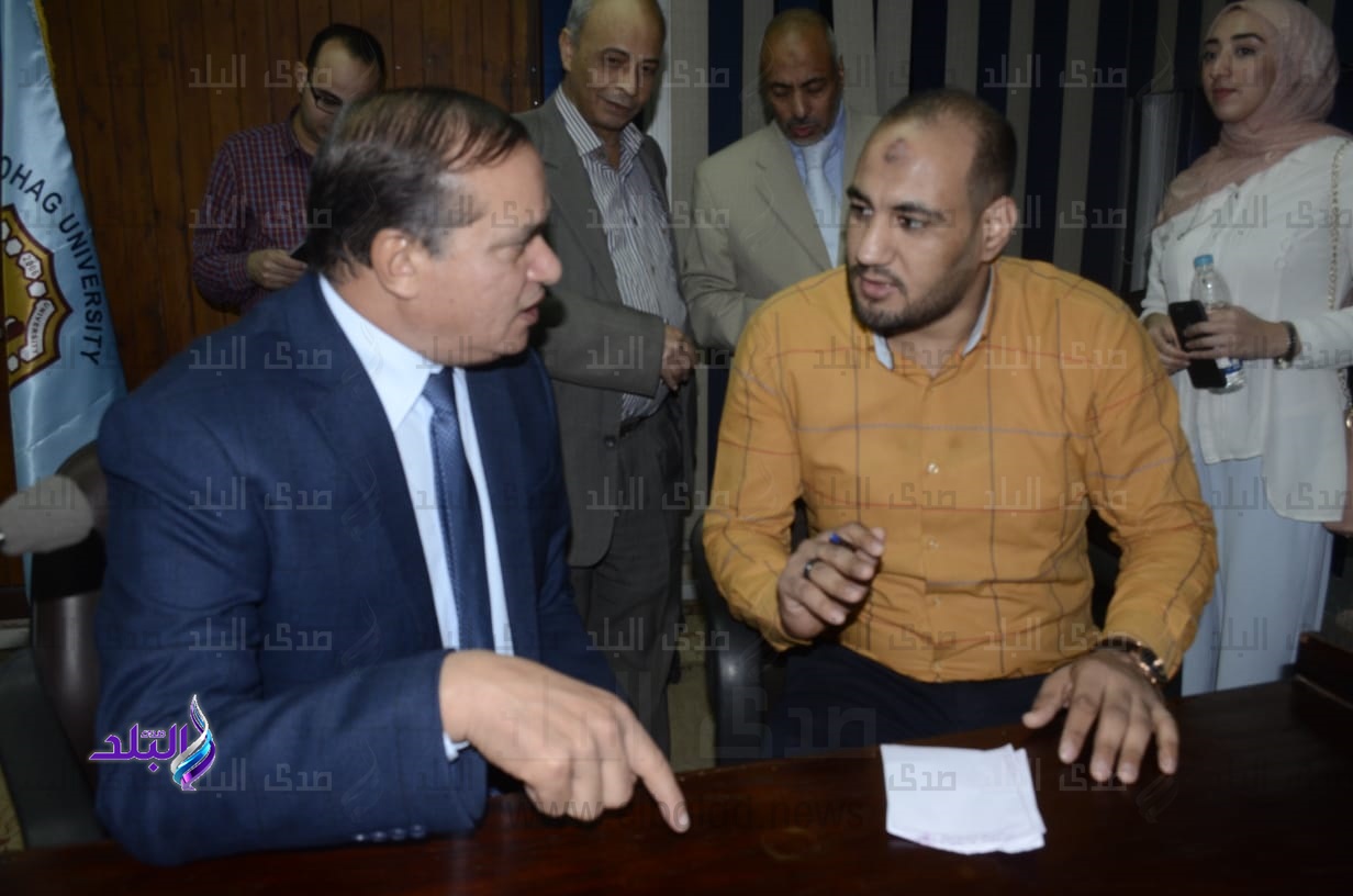 رئيس جامعة سوهاج مع محرر صدى البلد