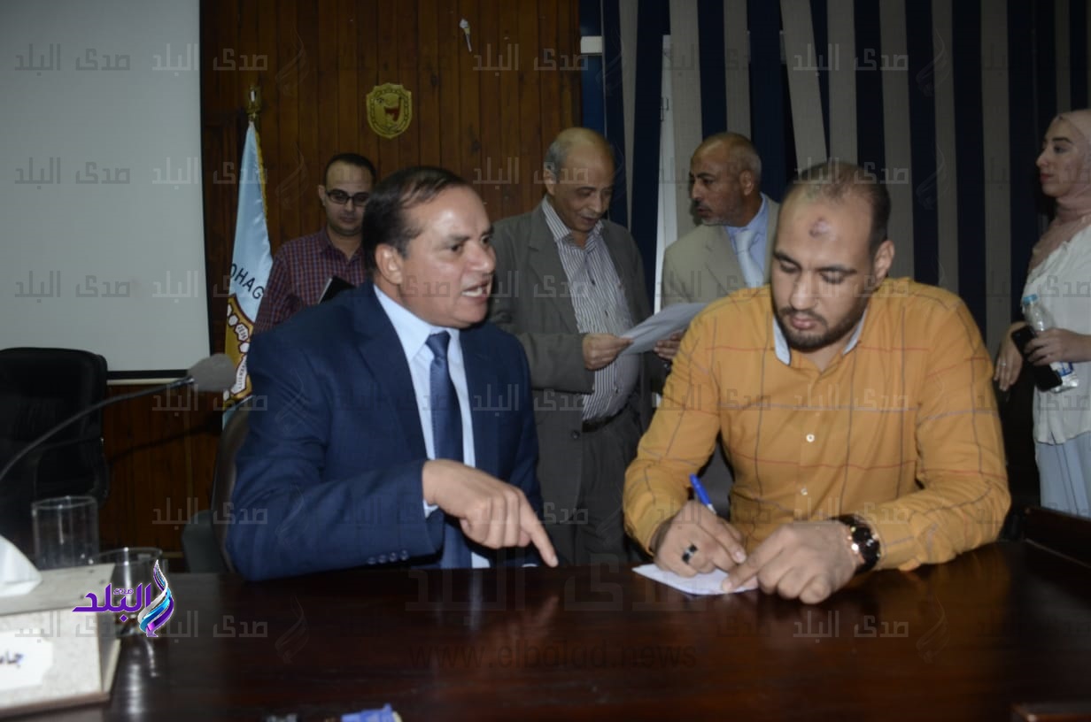 رئيس جامعة سوهاج مع محرر صدى البلد رئيس جامعة سوهاج مع محرر صدى البلد