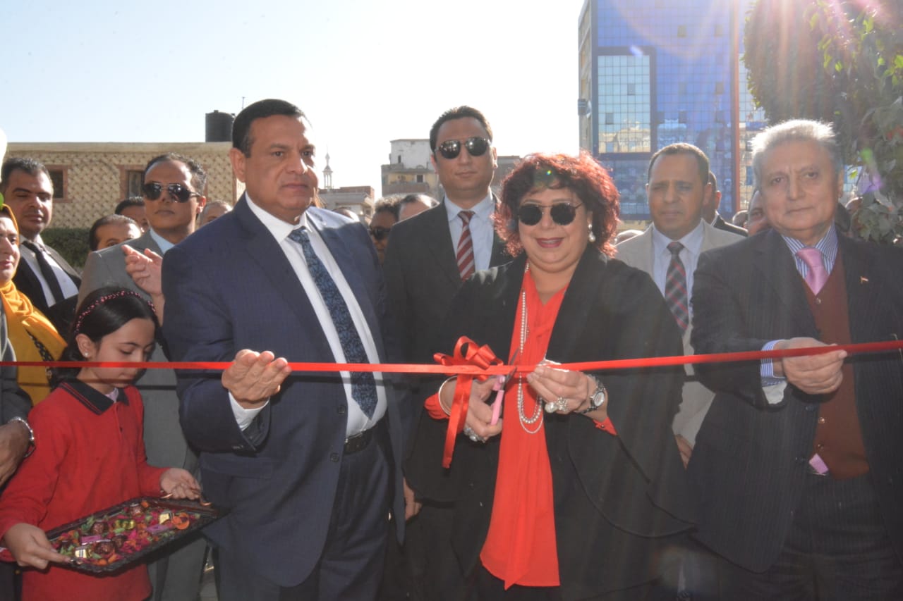 وزيرة الثقافة ومحافظ البحيرة يفتتحان مكتبة مصر العامة