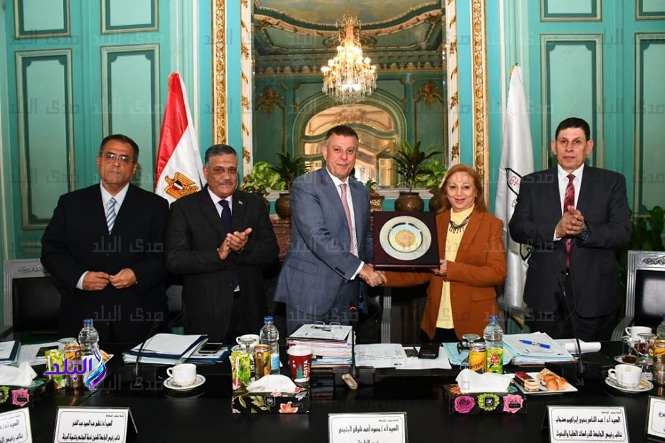 جامعه عين شمس تكرم الدكتورة مكارم الغمري جامعه عين شمس تكرم الدكتورة مكارم الغمري