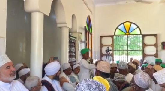 طفل كيني يخطب باللغة العربية وينهمر بالبكاء في حضور الجفري طفل كيني يخطب باللغة العربية وينهمر بالبكاء في حضور الجفري