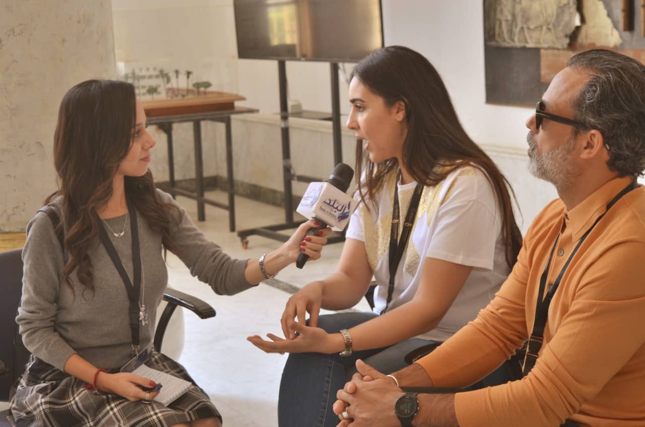 المخرج التونسي محمد علي النهدي وزوجته مع محررة صدى البلد