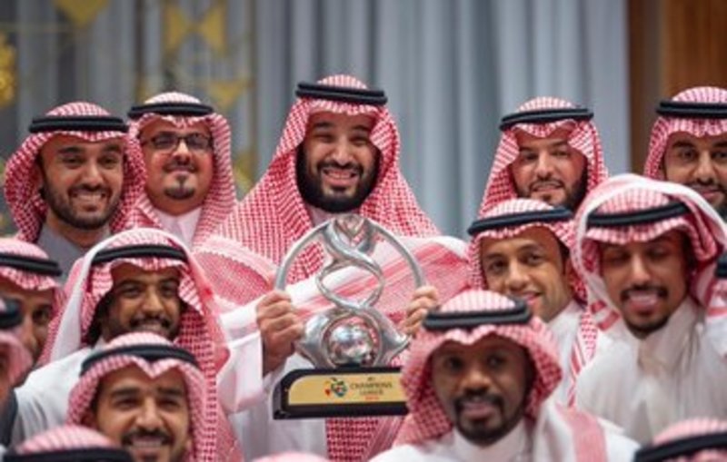 ولي العهد يتوسط لاعبي الهلال