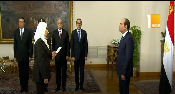 لبنى عبد العزيز تؤدى اليمين نائبأ لمحافظ الشرقية ..شاهد