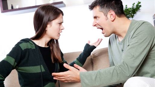 حكم تكرار حلف الرجل بالطلاق .. وهل يقع ؟