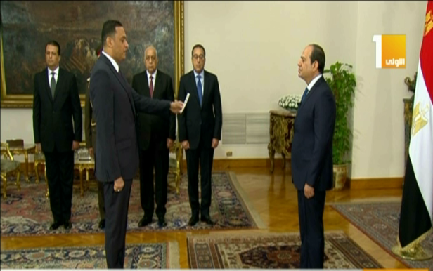 محافظ الدقهلية يؤدى اليمين الدستورية أمام الرئيس السيسى محافظ الدقهلية يؤدى اليمين الدستورية أمام الرئيس السيسى