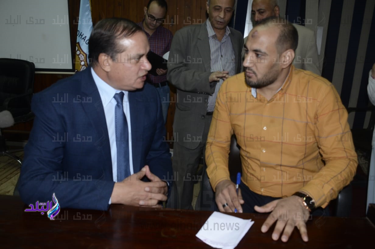 رئيس جامعة سوهاج مع محرر صدى البلد