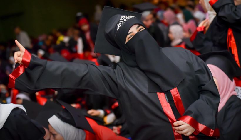 طالبة أزهرية تبكي في حفل تخرجها:كان نفسي بابا وماما يكونوا طالبة أزهرية تبكي في حفل تخرجها:كان نفسي بابا وماما يكونوا