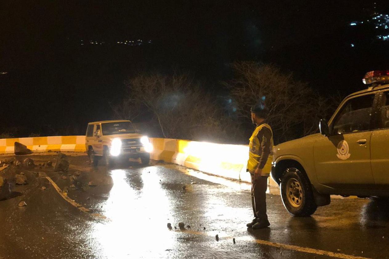 الامطار والانهيارات تقطع طرق جازان  الامطار والانهيارات تقطع طرق جازان