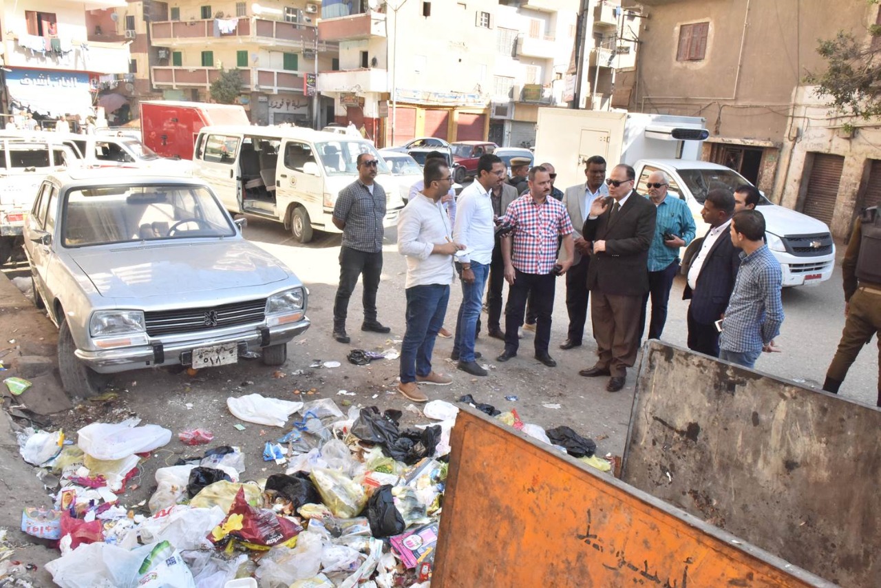 محافظ أسيوط يفاجئ محطة السكة الحديد ويحيل مخالفات قمامة 