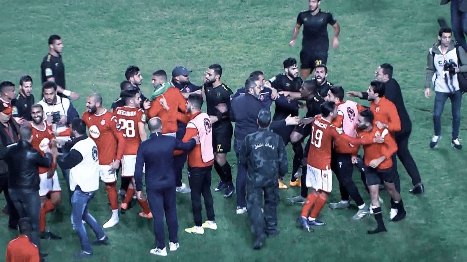 جانب من اشتباكات اللاعبين بعد المباراة