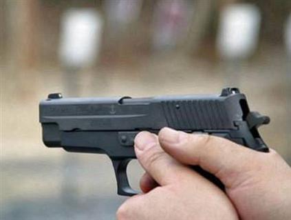 شاب يطلق الرصاص علي خطيبته