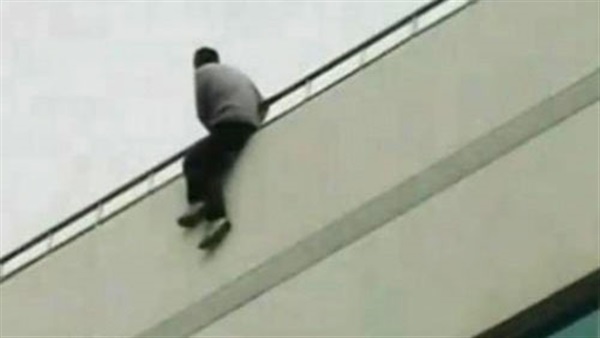 صورة أرشيفية - شاب يحاول الانتحار