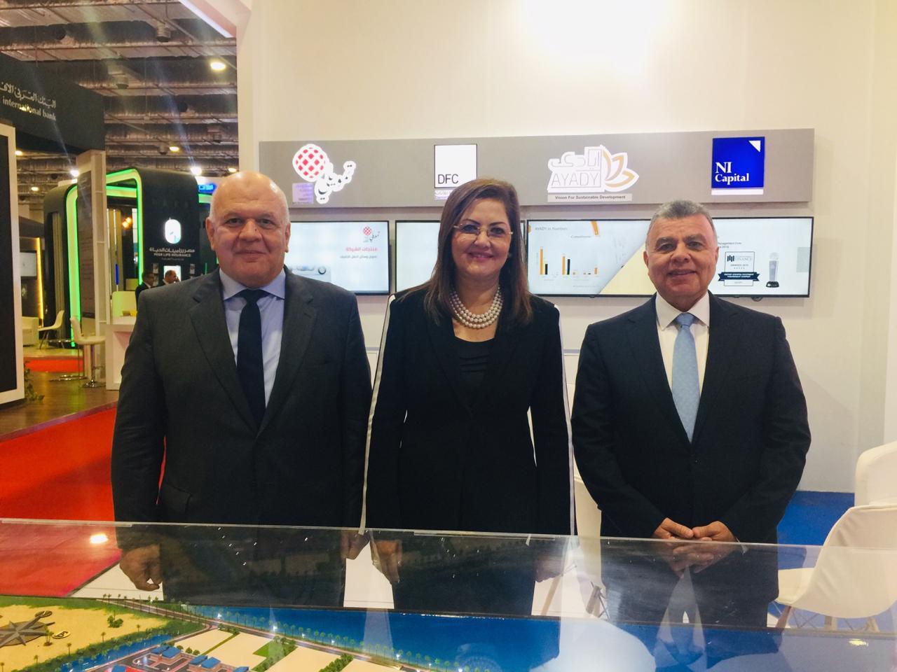 وزيرة التخطيط تزور جناح شركة إن أي كابيتال القابضة