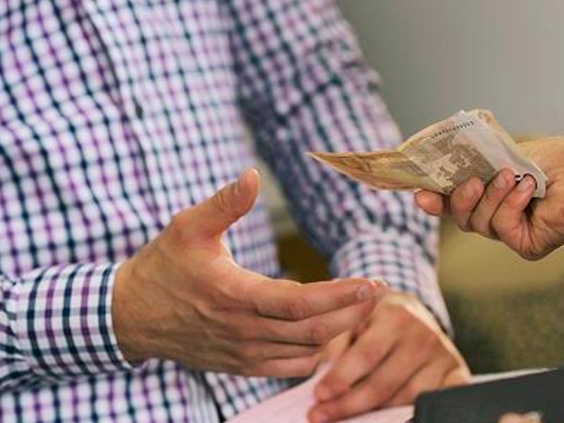 حكم سداد المرأة دين زوجها حكم سداد المرأة دين زوجها