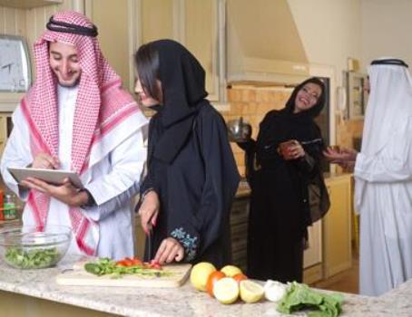 مساعدة الزوجة لزوجها ماديا .. داعية إسلامي يرد