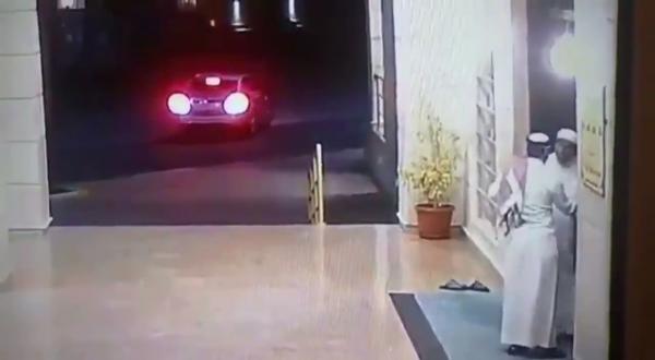 محاولة سرقة رجل أمام مسجد في جدة. محاولة سرقة رجل أمام مسجد في جدة.