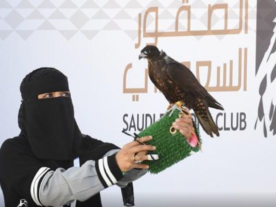 أول سيدة سعودية تشارك بمهرجان الصقور أول سيدة سعودية تشارك بمهرجان الصقور