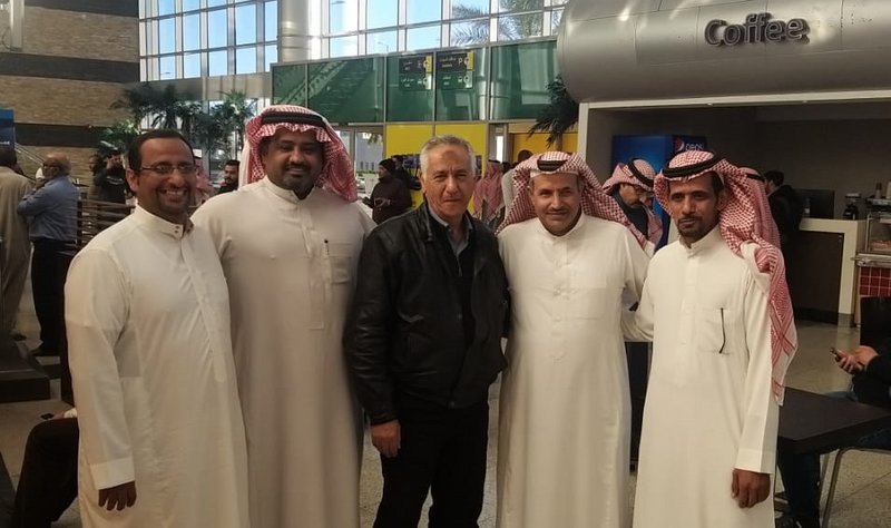 طلاب سعوديون يحتفلون بعودة معلمهم المصري إلى المملكة طلاب سعوديون يحتفلون بعودة معلمهم المصري إلى المملكة