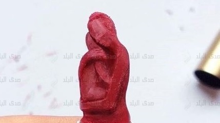 النحت على أحمر الشفاة النحت على أحمر الشفاة