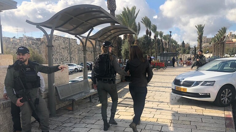 شاهد.. قوات إسرائيلية تعتقل فريق تلفزيون فلسطين