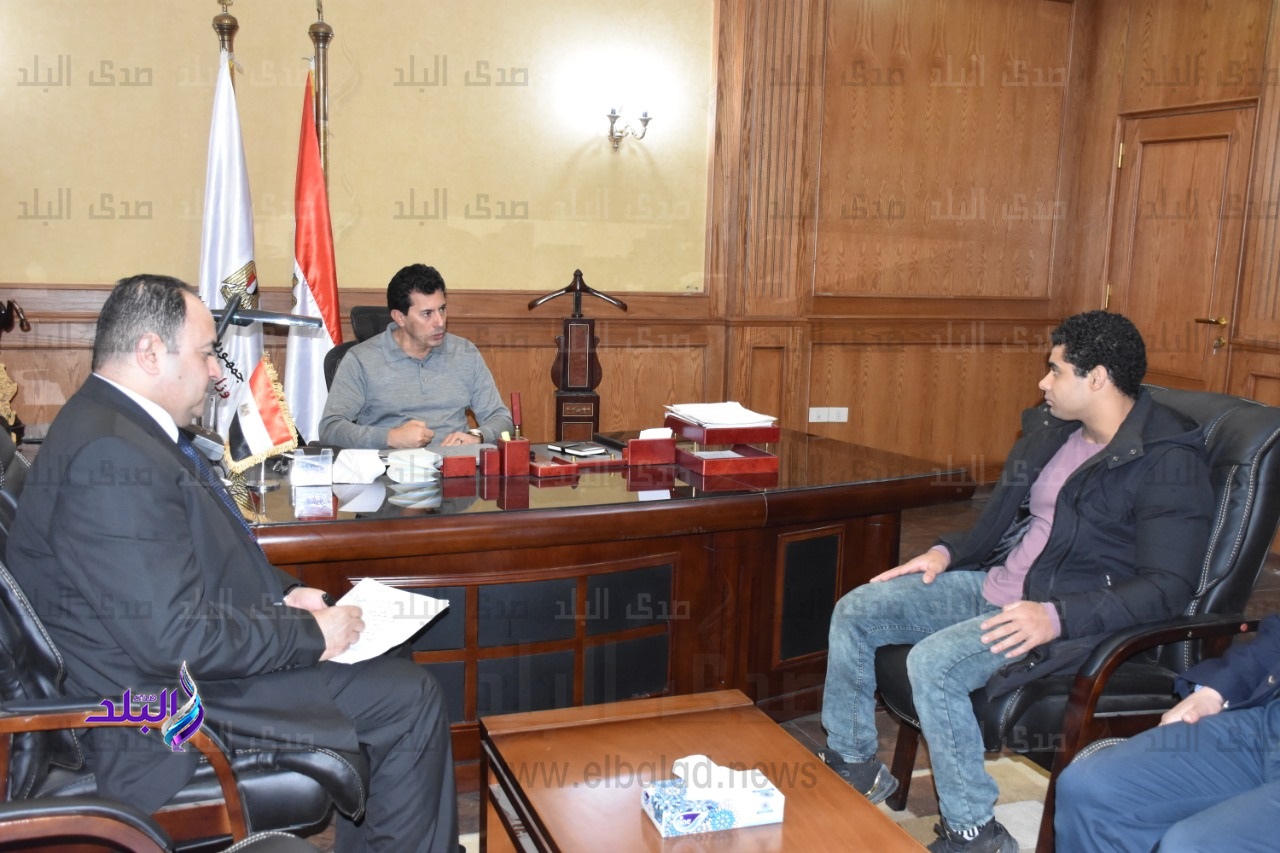 وزير الرياضة مع محمد إيهاب وزير الرياضة مع محمد إيهاب