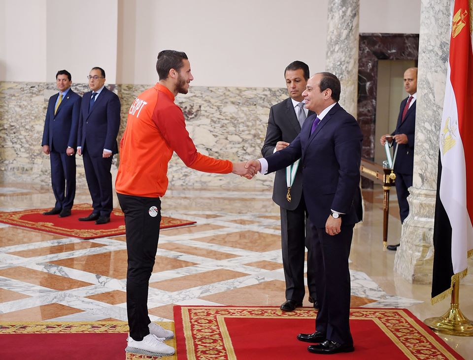 الرئيس السيسي يكرم رمضان صبحى الرئيس السيسي يكرم رمضان صبحى