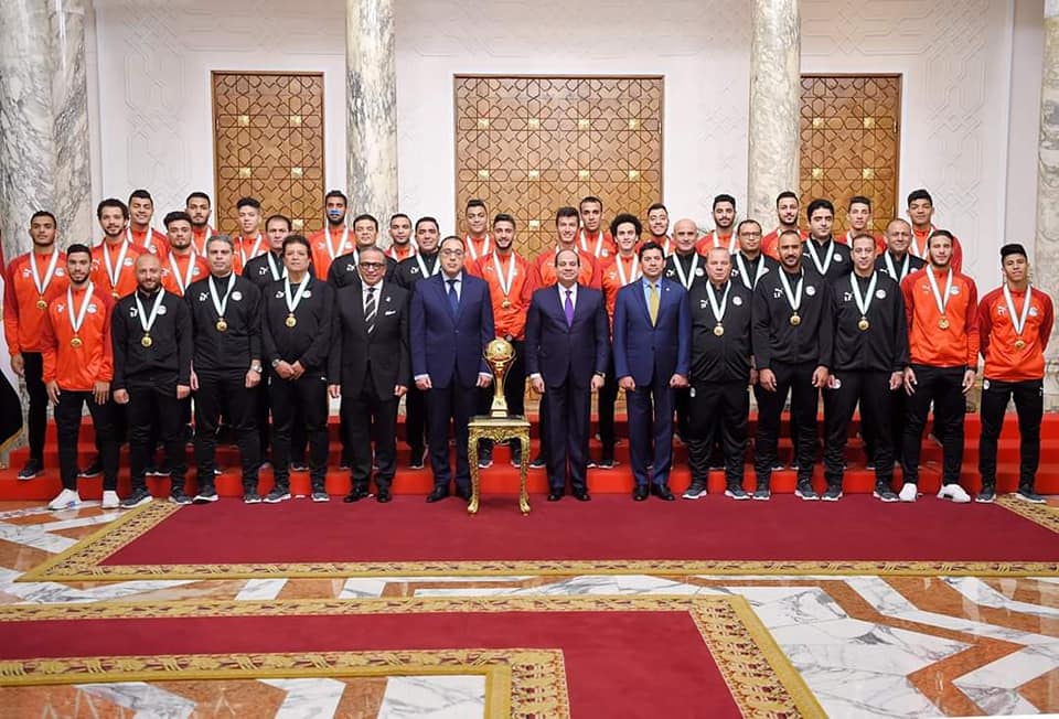 الرئيس يكرم المنتخب الأوليمبي الرئيس يكرم المنتخب الأوليمبي