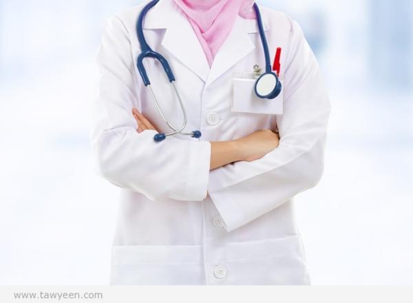 حكم مس الطبيبة للعورة 