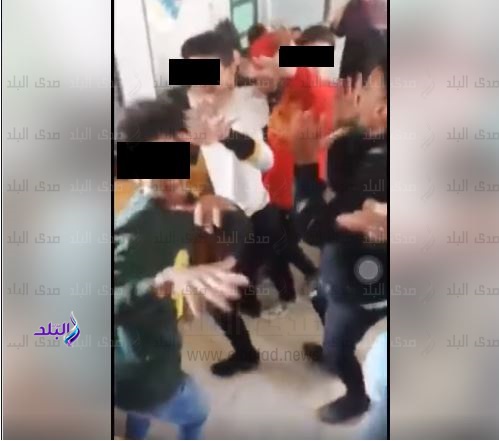 طلاب يرقصون فى فصل مدرسة بكفر الشيخ طلاب يرقصون فى فصل مدرسة بكفر الشيخ