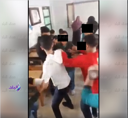طلاب يرقصون داخل الفصل