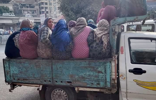 سيارة محملة بالسيدات