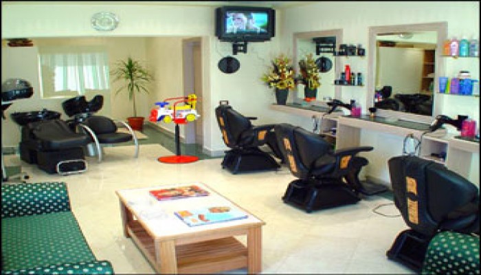 حكم ذهاب المرأة للكوافيرة غير المسلمة 