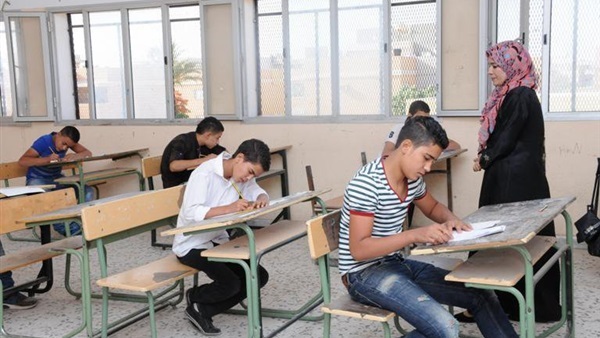الطلاب يؤدون الامتحانات