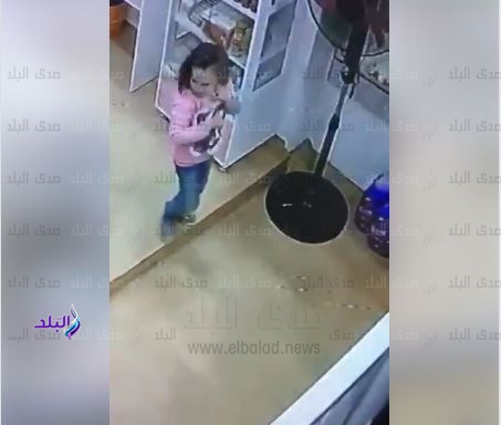 الطفلة أثناء السرقة الطفلة أثناء السرقة