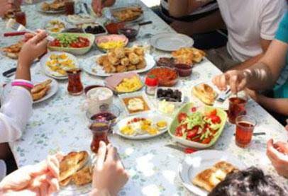 هل يجوز إعداد الطعام وتوزيعه على الفقراء بنية الصدقة للميت هل يجوز إعداد الطعام وتوزيعه على الفقراء بنية الصدقة للميت