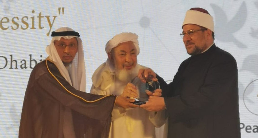 تكريم وزير الأوقاف بمنتدى تعزيز السلم بالإمارات