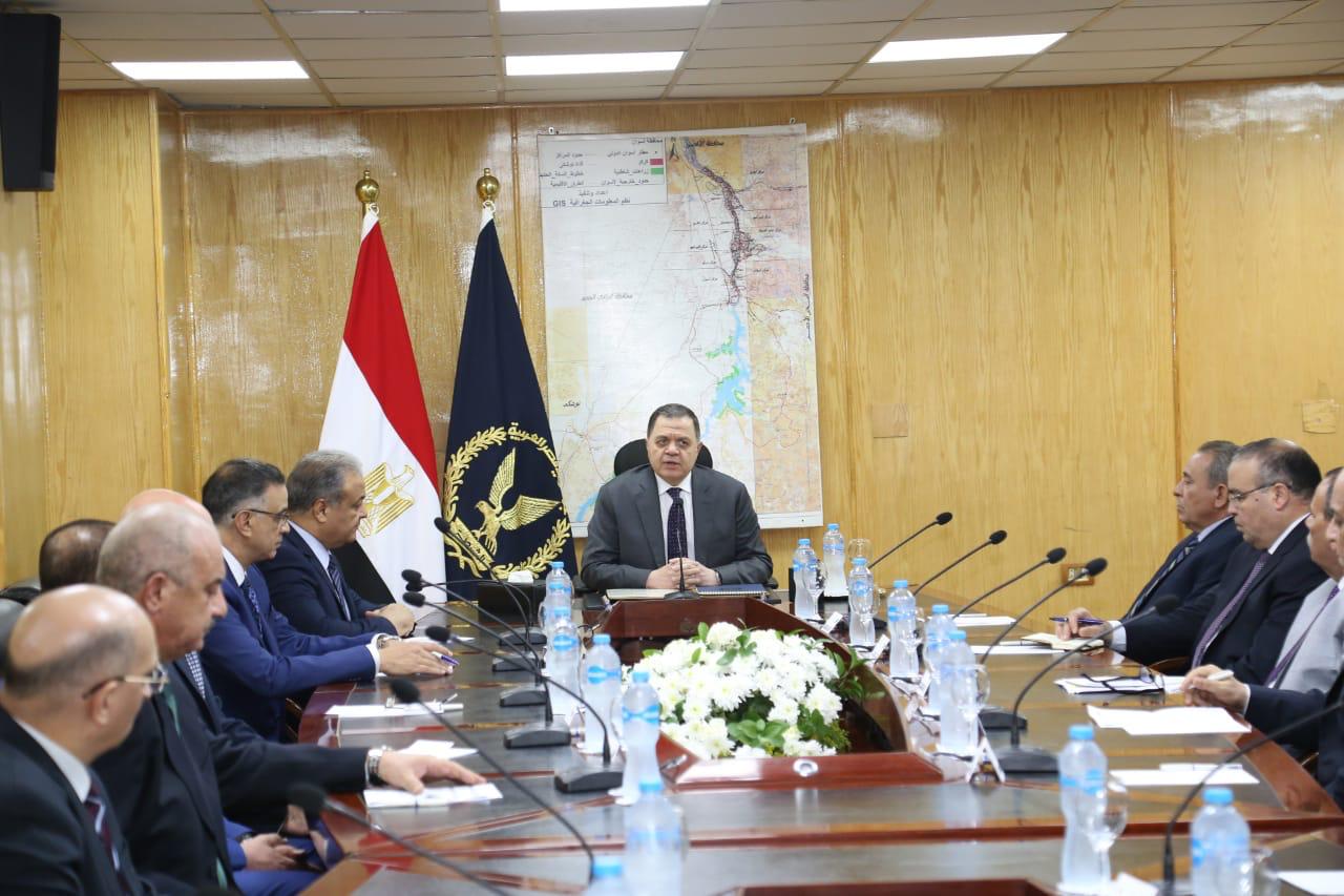 وزير الداخلية يراجع مع مساعدية خطة تأمين منتدى أسوان للسلام 