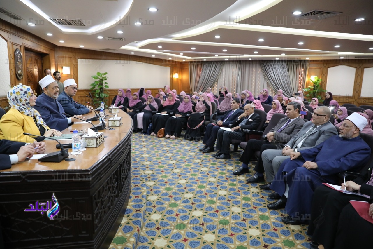 الإمام الأكبر يشيد بواعظات الأزهر ويؤكد نجاحهن في دعم الأسرة