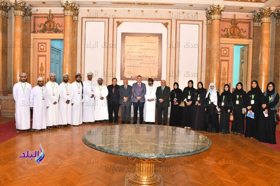 وفدًا طلابيًا من كلية البريمي بسلطنة عمان
