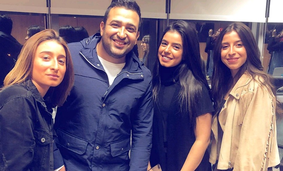 تامر حسين مع بنات الراحل عامر منيب