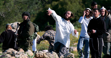 مستوطنون يرشقون سيارات الفلسطينيين