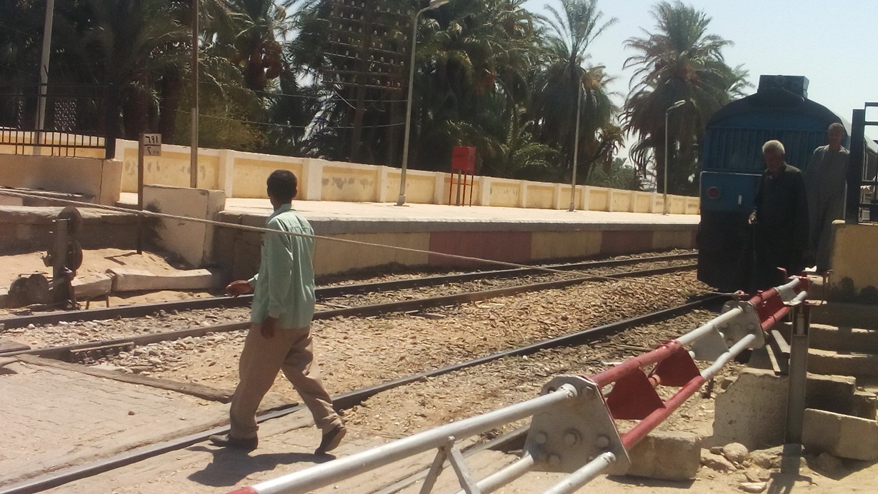 عبور السكة الحديد بالمحلة الكبري